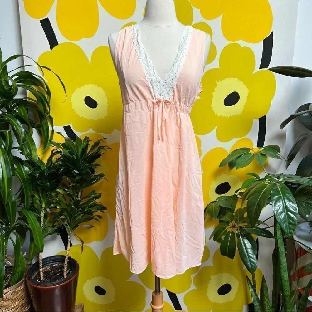 Lovely Vintage 1960s Peach Lace Trim Pin-Up Nylon Slip Nightgown